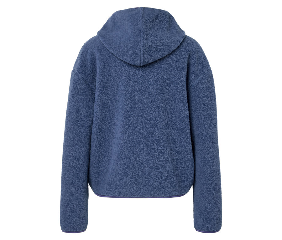 Widok z tyłu niebieskiej, puszystej bluzy z kapturem.