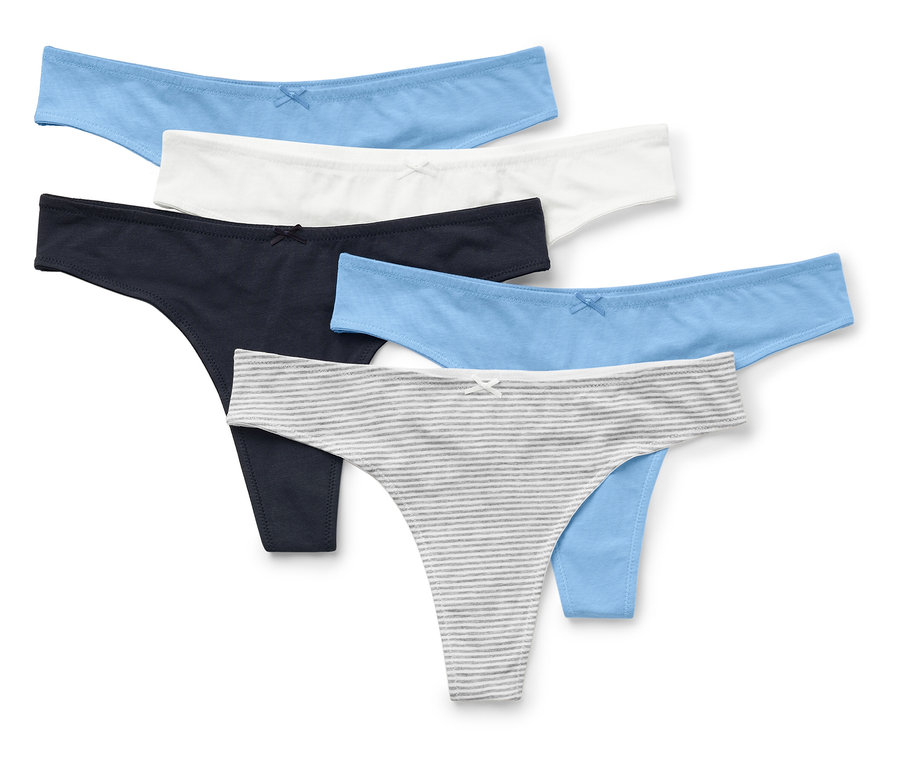 Pięć par damskich stringów w kolorach niebieskim, białym, granatowym i szaro-białym w paski, leżących jeden na drugim.