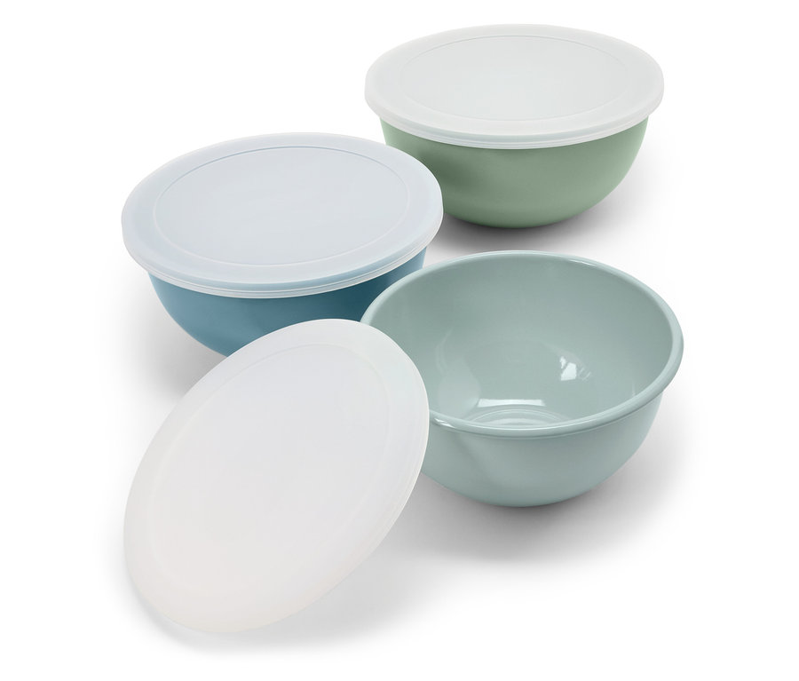 Cztery kolorowe miski, dwie z pokrywkami, na białym tle.