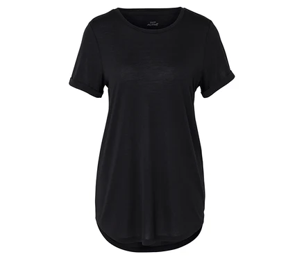 Czarny T-shirt z krótkim rękawem.