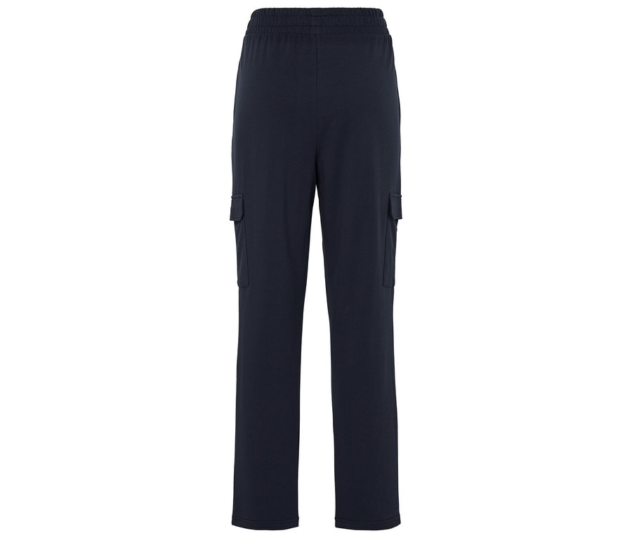 Granatowe spodnie z elastycznym pasem i naszytymi kieszeniami na udach.