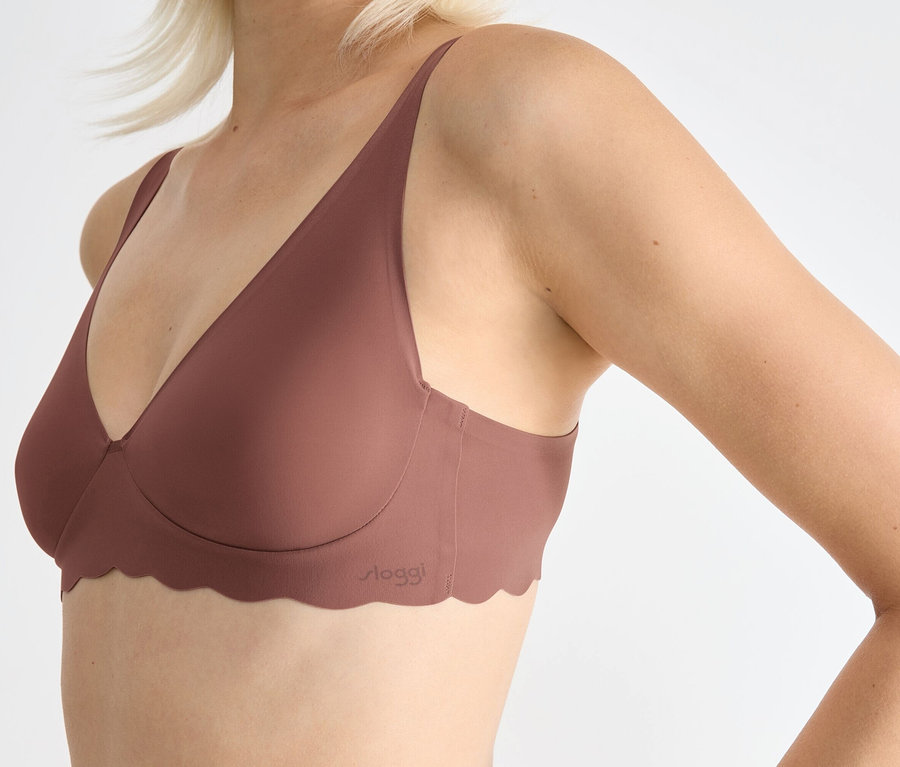 Widok z boku na kobietę w miękkim biustonoszu sloggi ZERO Microfibre 2.0.