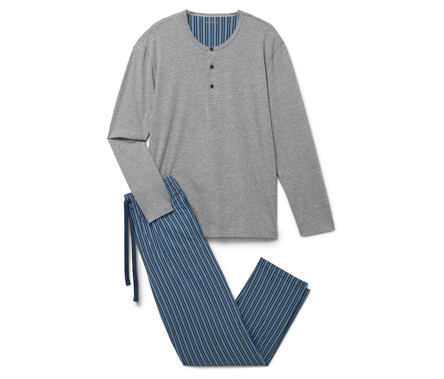 Szara piżama z długim rękawem i niebieskie spodnie w paski leżą na białym tle.