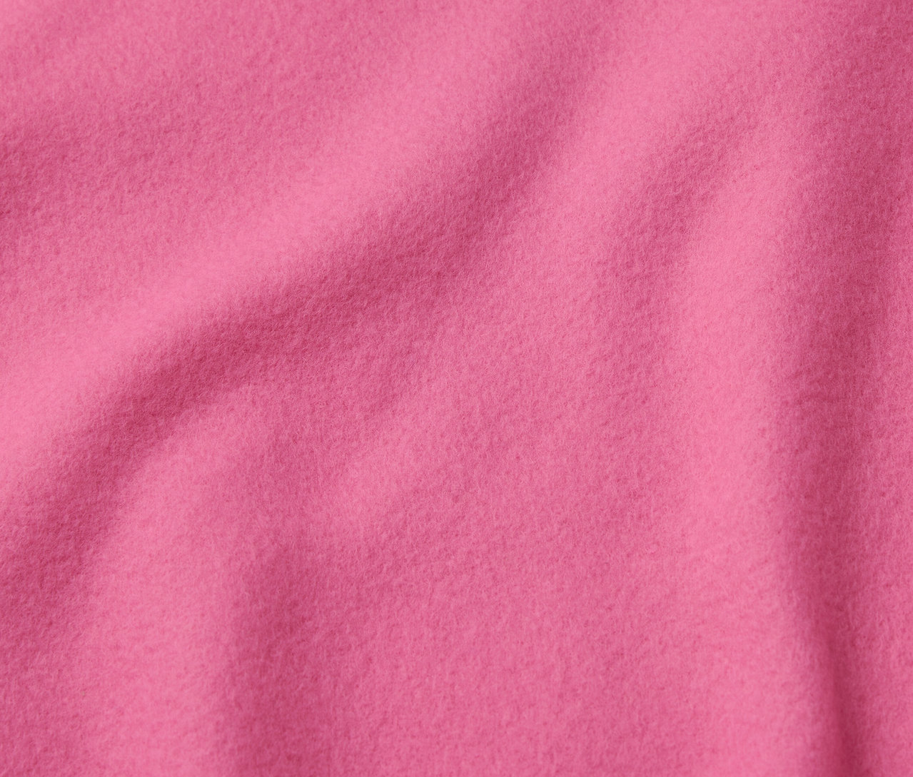 Zbliżenie na różową tkaninę o delikatnej teksturze.