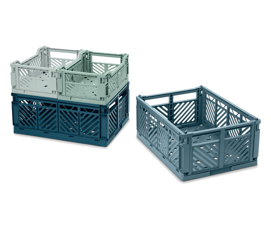 Dwa składane pojemniki do układania w stosy, jeden niebieski i jeden szary, oraz jeden szary pojemnik obok nich.