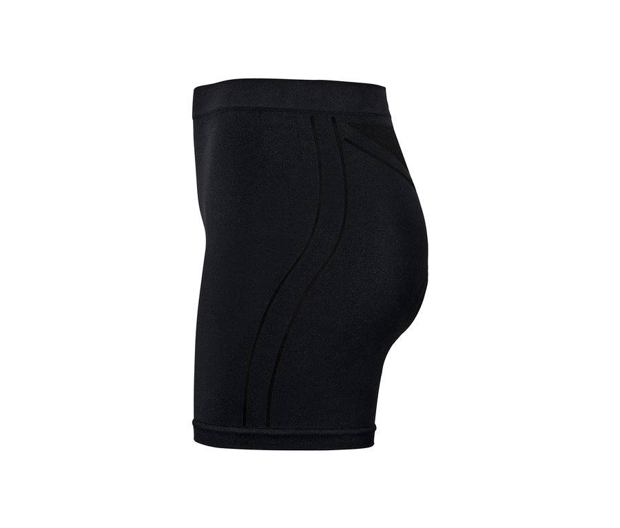 Czarne bokserki rowerowe na białym tle.