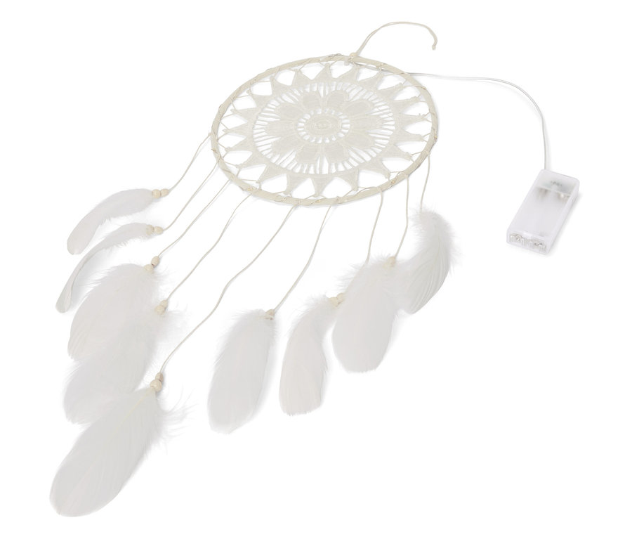 Zbliżenie łapacza snów z oświetleniem LED i białymi piórami na białym tle.