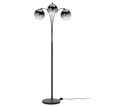 Czarna lampa podłogowa z trzema szklanymi kloszami.