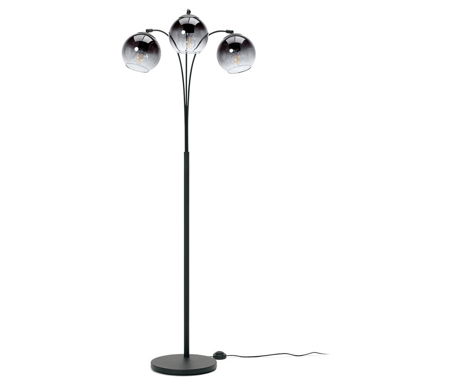 Czarna lampa podłogowa z trzema szklanymi kloszami.