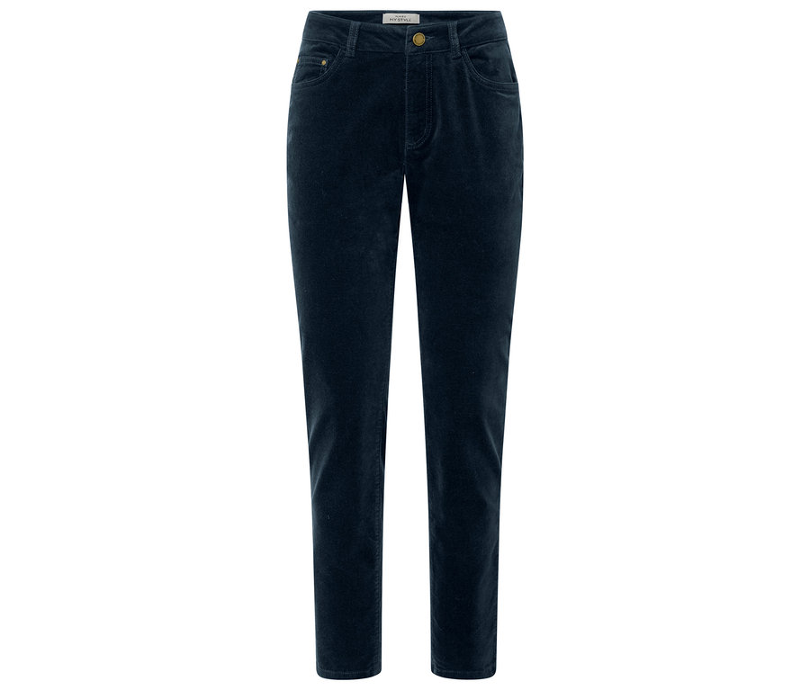 Granatowe aksamitne spodnie leżą na białym tle.