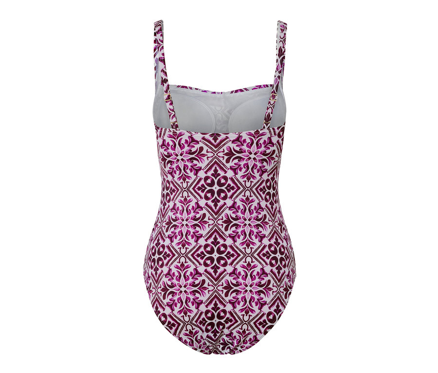 Szczegółowy widok z tyłu modelującego kostiumu kąpielowego w kolorze jagodowo-białym.