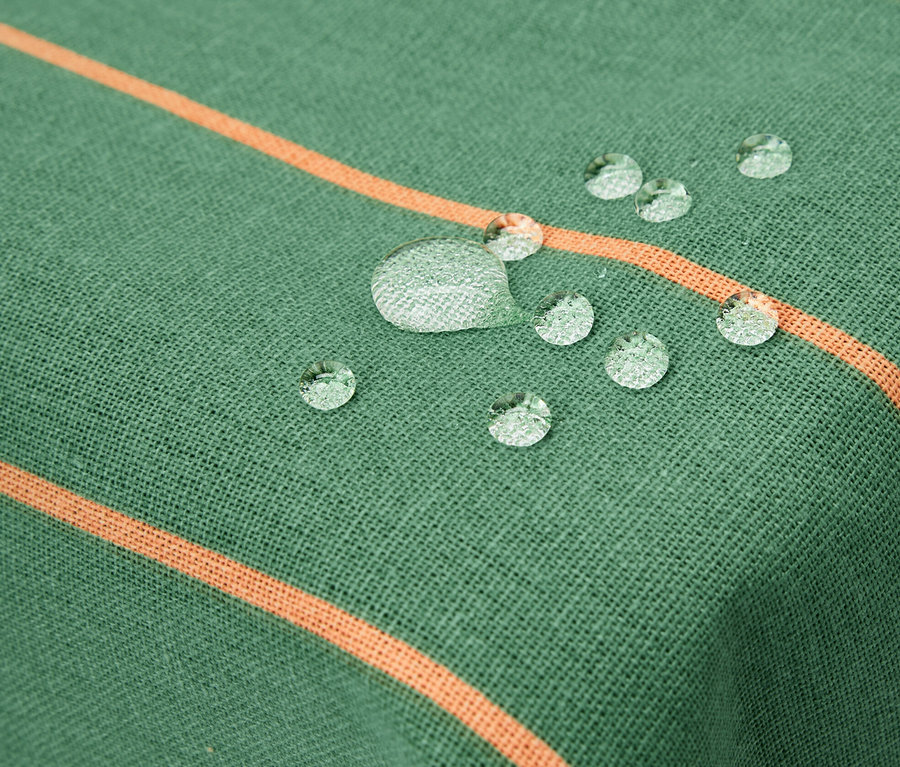 Szczegół obrusu ogrodowego o wymiarach ok. 90 x 90 cm w paski z kroplami wody.