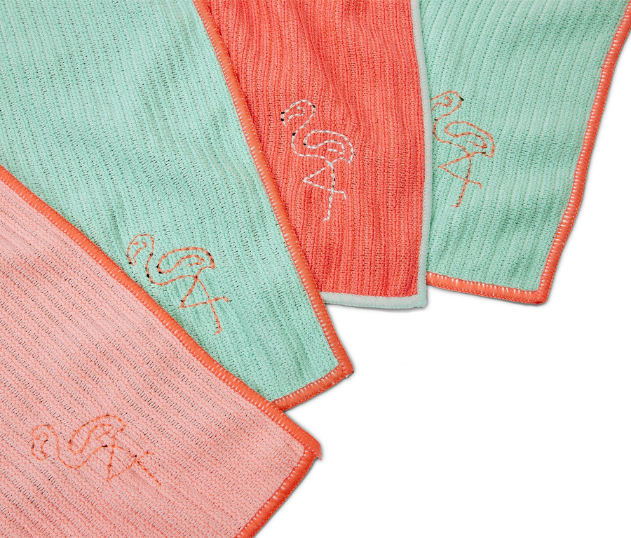 Cztery uniwersalne ścierki do czyszczenia w kolorach łososiowym i miętowym ze wzorem flamingów.