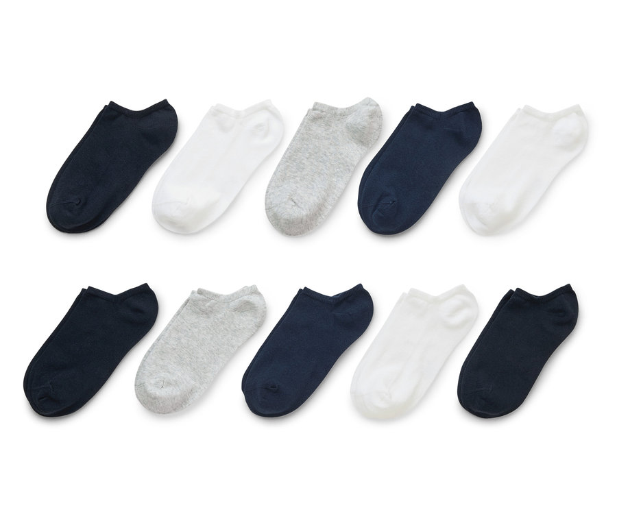 Dziesięć skarpetek w kolorze granatowym, białym i szarym ułożonych w rzędzie.