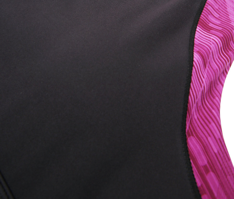 Zbliżenie czarnego biustonosza sportowego Fila z różowym wzorem na ramiączkach i dekolcie.