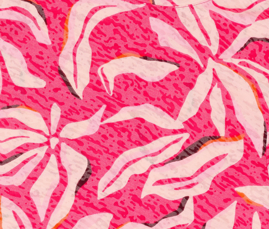 Zbliżenie na różową koszulkę z krótkim rękawem CECIL z nadrukiem w liście i metką.