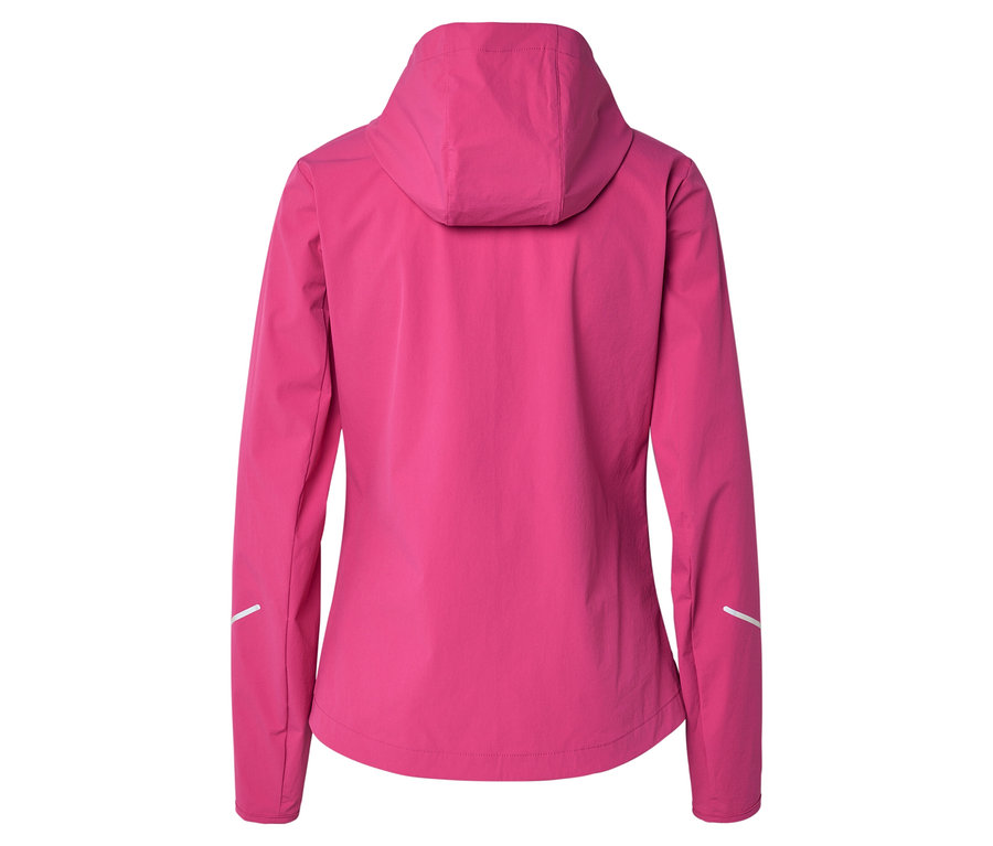 Widok z tyłu różowej kurtki softshell z kapturem.