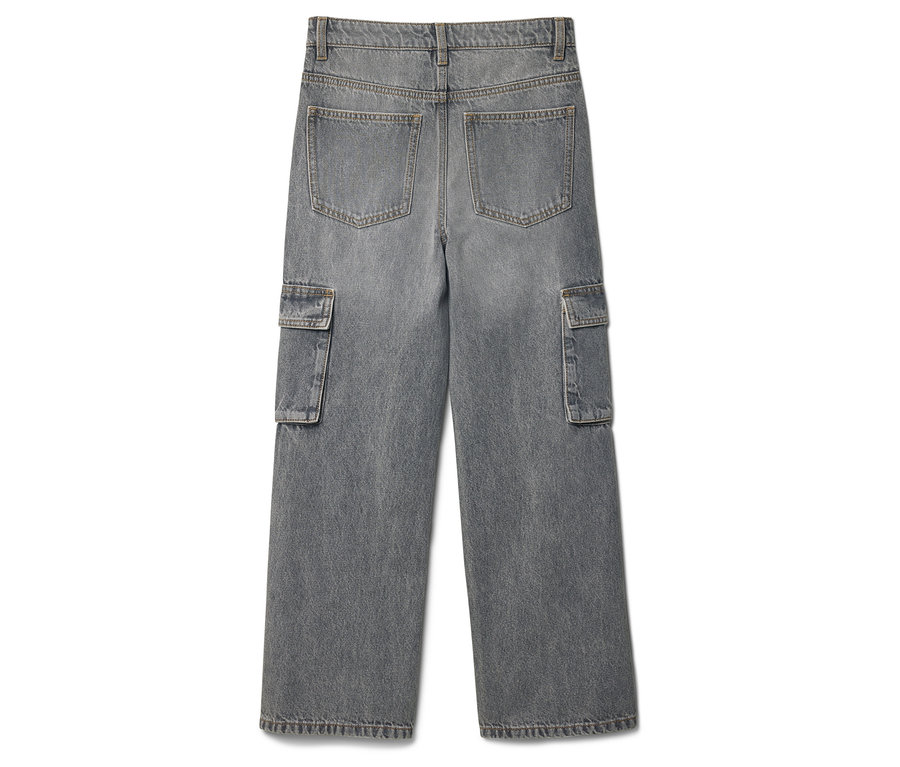 Widok z tyłu szarych spodni cargo z kieszeniami po obu stronach.