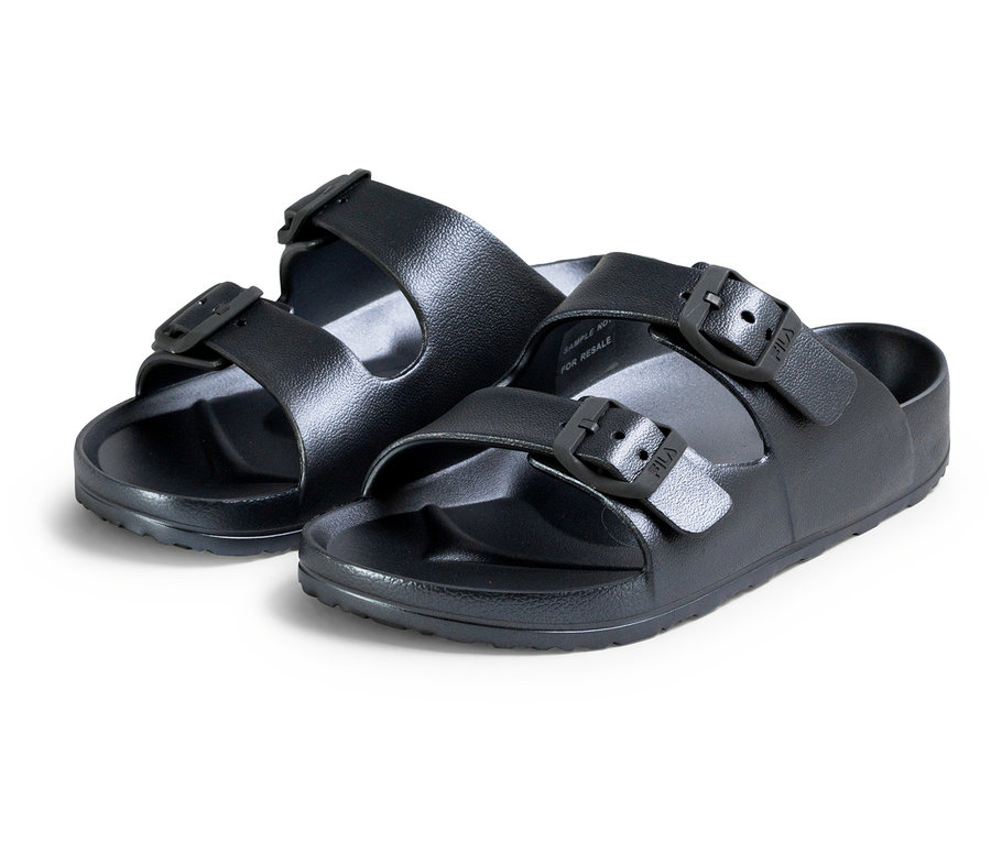 Dwa czarne damskie klapki FILA Matero stoją obok siebie.