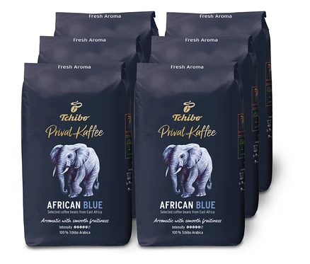 Sześć opakowań kawy ziarnistej Privat Kaffee African Blue ustawionych w rzędzie.