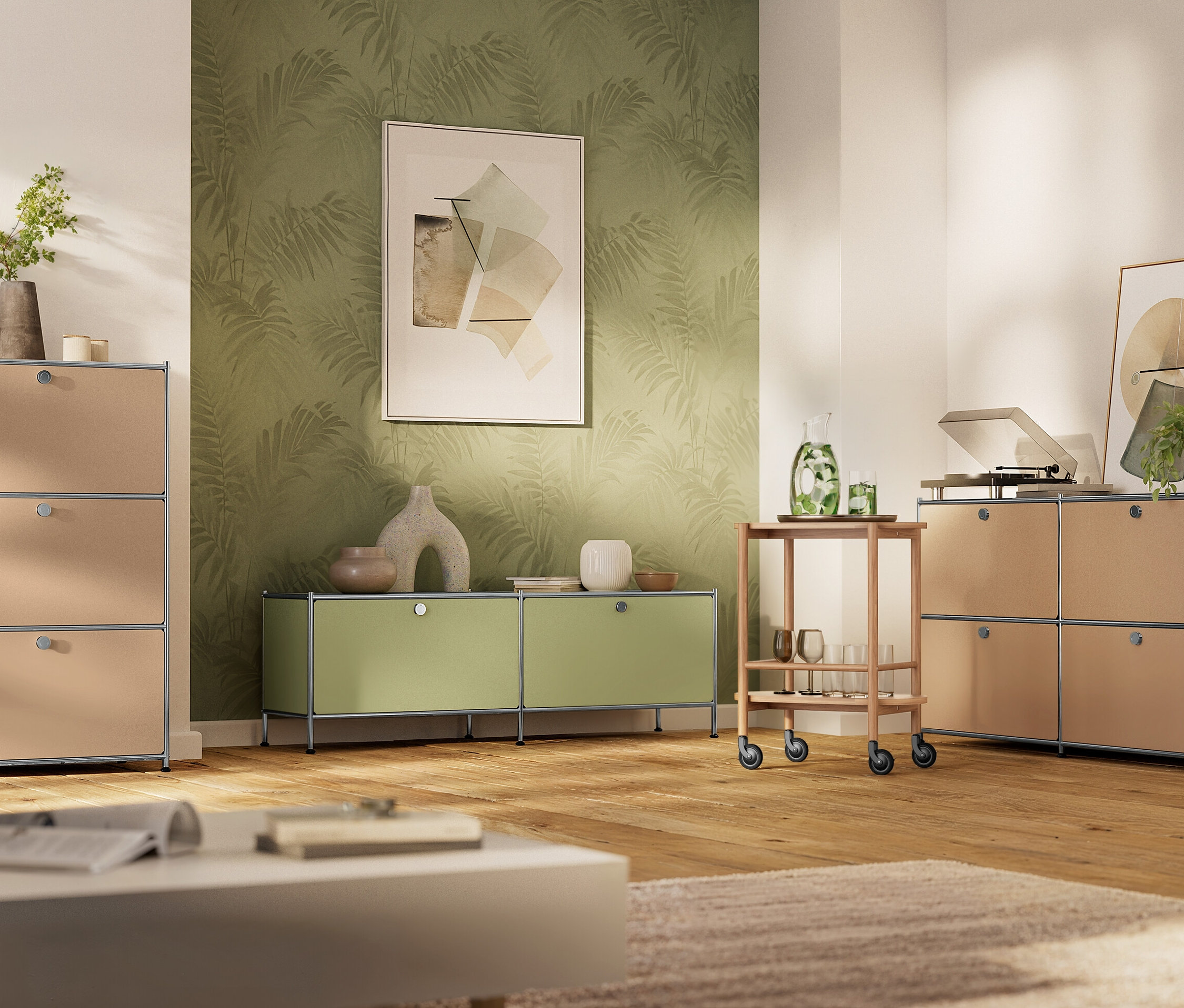 Salon z beżowymi i limonkowymi meblami USM, w tym regałami i wózkiem barowym, na drewnianej podłodze.