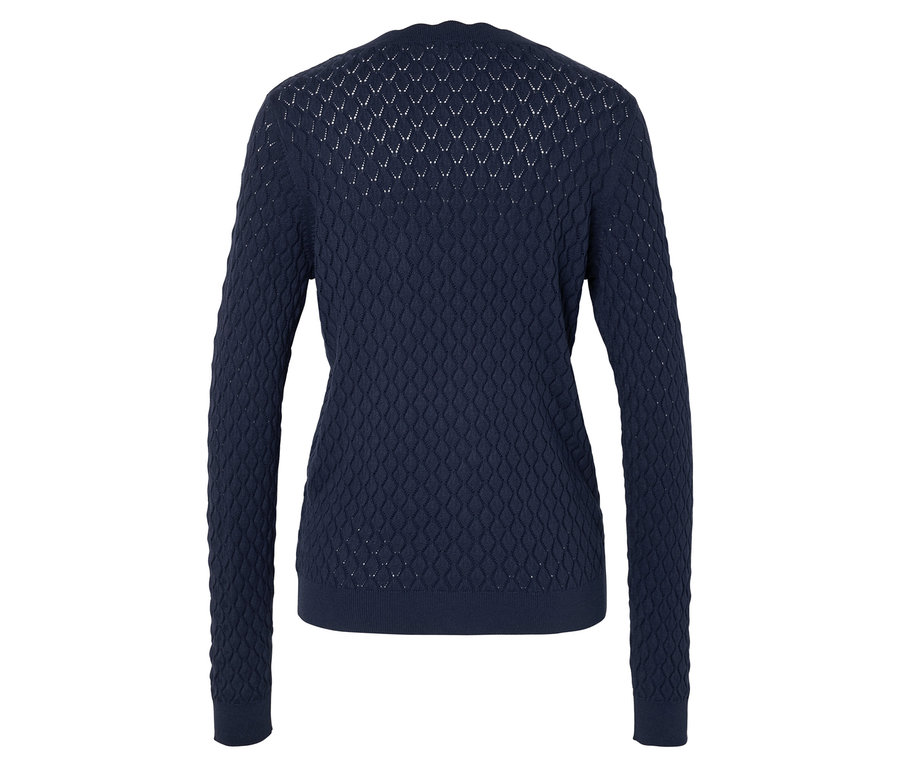 Zdjęcie od tyłu ciemnoniebieskiego swetra z ażurowym wzorem.