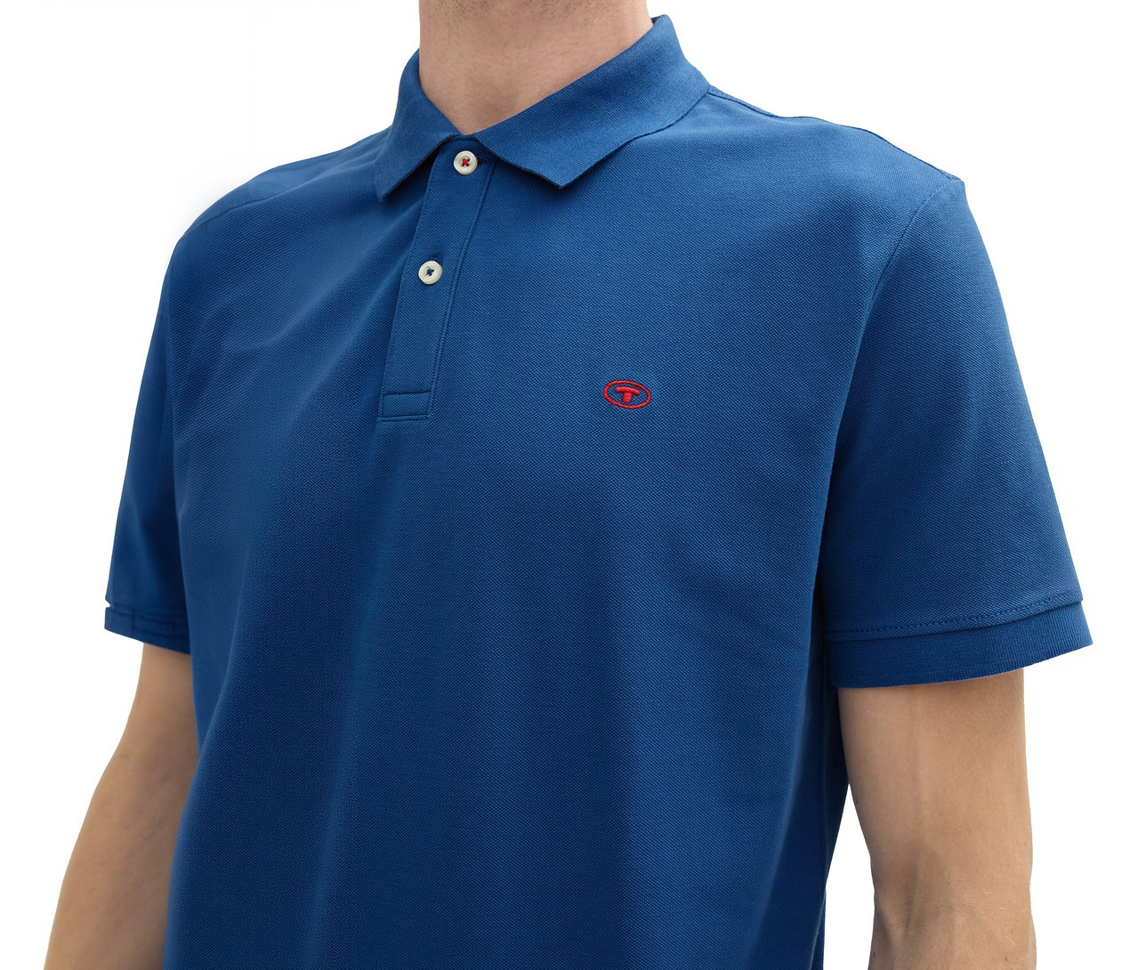 Mężczyzna ma na sobie koszulkę polo Tom Tailor z dzianiny pique, Advanced Blue.