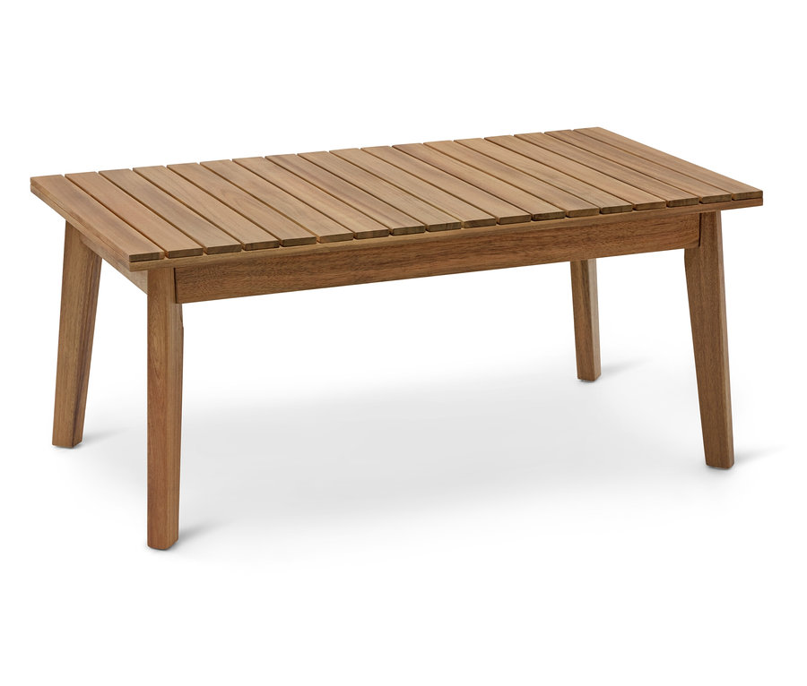 Prostokątny, drewniany stolik kawowy z blatem z listew i czterema nogami stoi na białym tle.