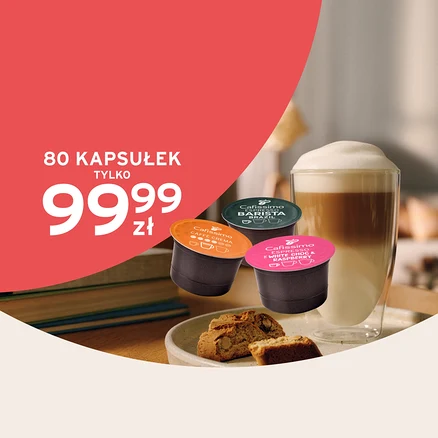 Trzy kapsułki kawy Cafissimo (Caffe Crema, Espresso Barista Brazil, Espresso White Choc & Raspberry) stoją przed szklanką latte i ciastkami.