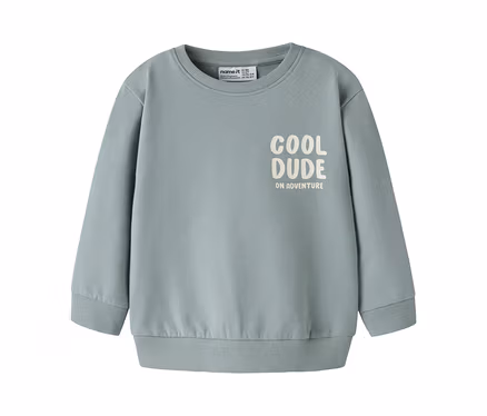 Jasnoniebiesko-zielona dziecięca bluza dresowa NAME IT z napisem „COOL DUDE ON ADVENTURE” z przodu.
