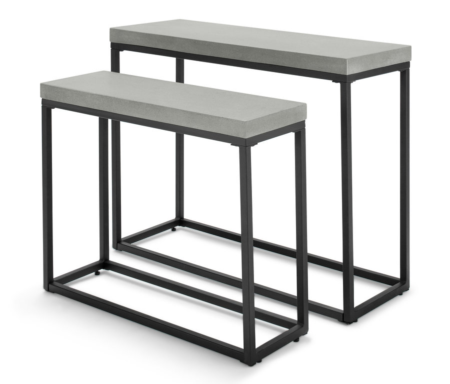 Dwa metalowe stoliki-konsole z blatem stylizowanym na beton na białym tle.