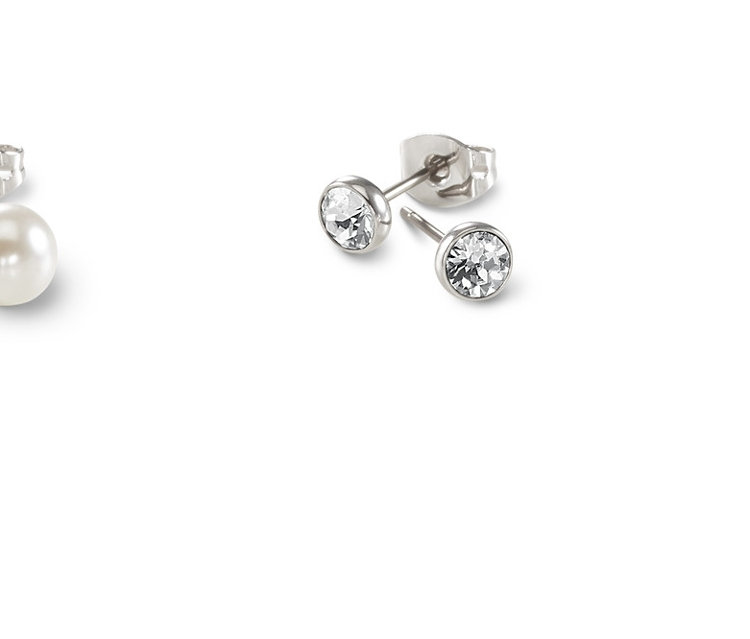 Zestaw kolczyków na sztyft na białym tle.