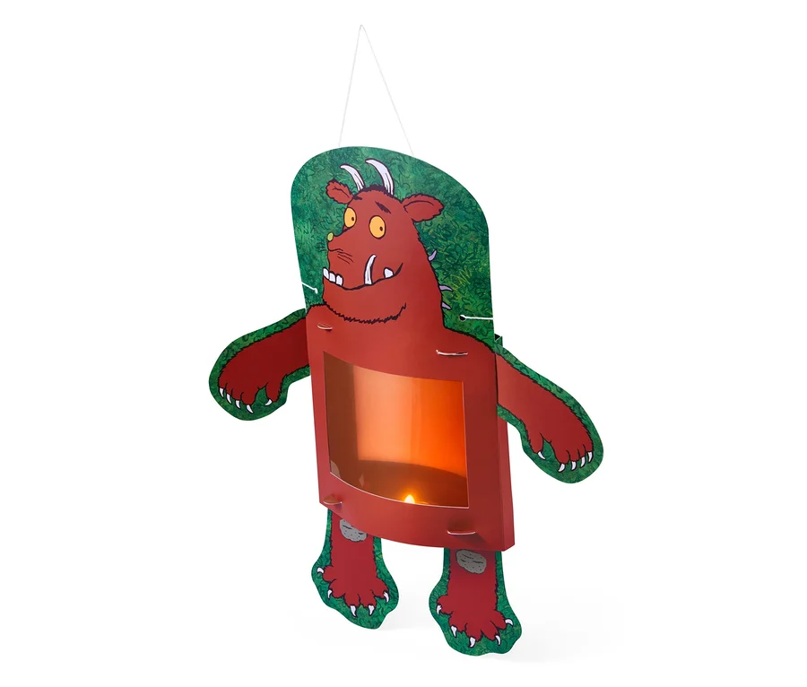 Wiszący, samodzielnie złożony lampion Gruffalo z czerwoną postacią i zieloną obwódką.