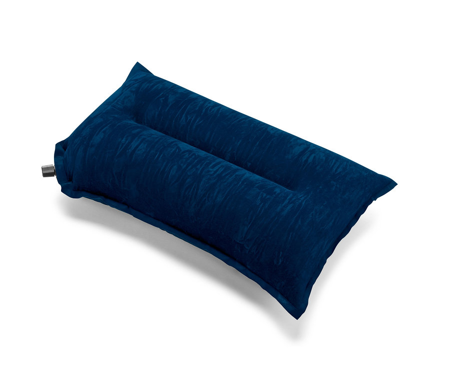 Niebieska nadmuchiwana poduszka podróżna na białym tle.