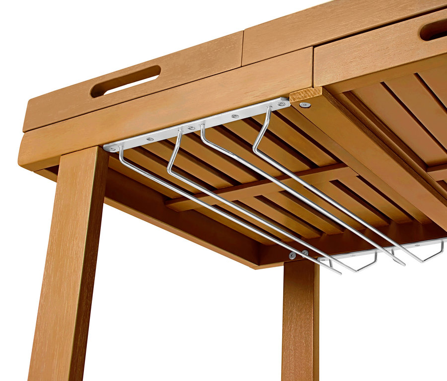 Detal drewnianego wózka grillowego z uchwytami na kieliszki.