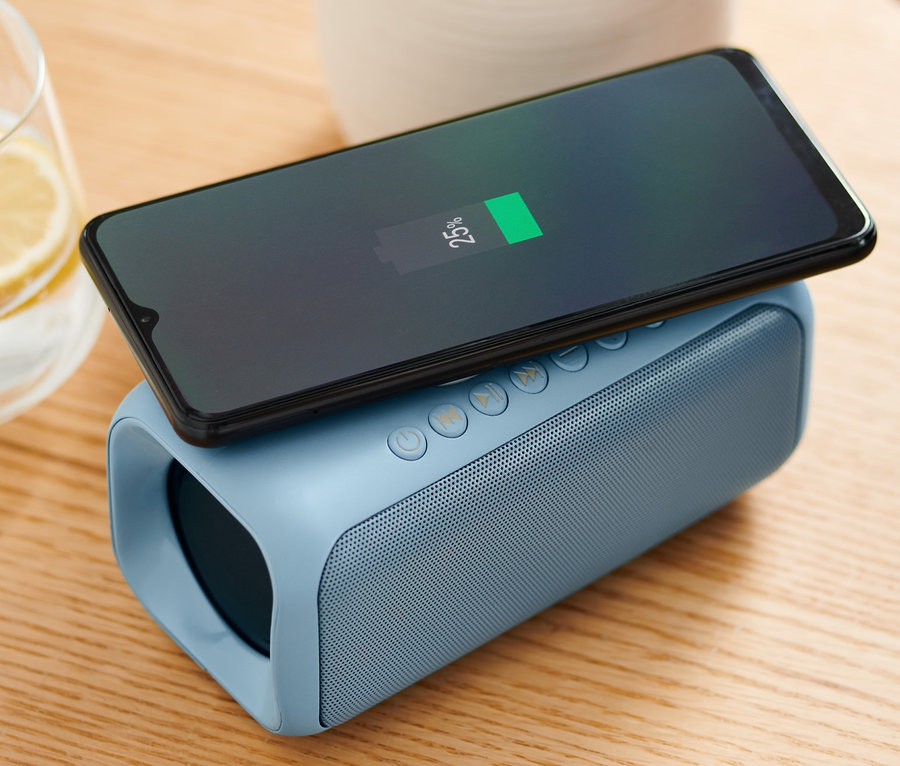 Telefon komórkowy ładuje się na głośniku z funkcją ładowania Qi.