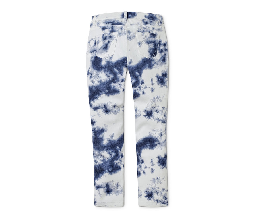 Widok z tyłu dżinsów stretch z wzorem tie-dye.
