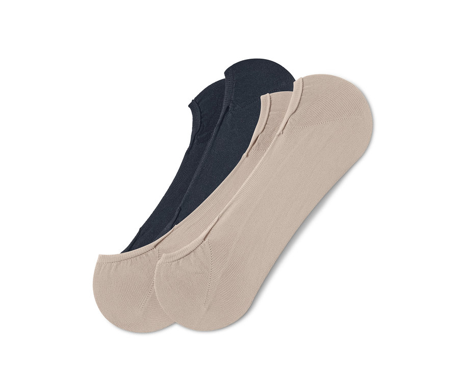 Dwie pary beżowych i jedna para granatowych stopek.