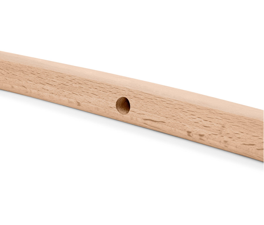 Zbliżenie drewnianego zestawu łuku i strzał z otworem.