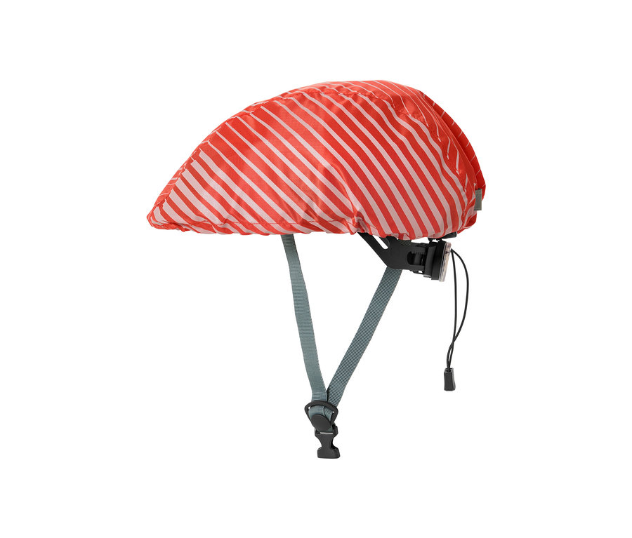 Na kasku rowerowym znajduje się pokrowiec przeciwdeszczowy na kask rowerowy w paski koloru pomarańczowo-białego.