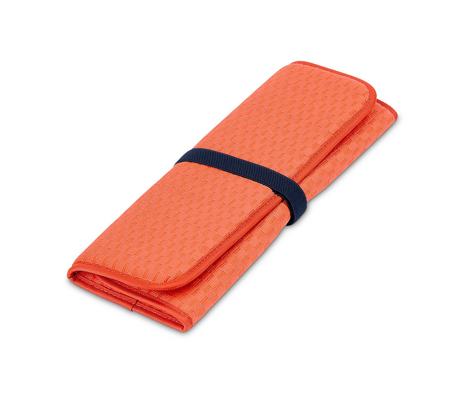 Pomarańczowa, składana mata-ociekacz spięta granatową gumką.