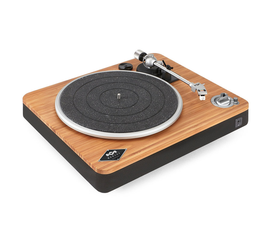 Zbliżenie na gramofon bezprzewodowy »Stir It Up« House of Marley z drewnianą powierzchnią i czarnym talerzem.