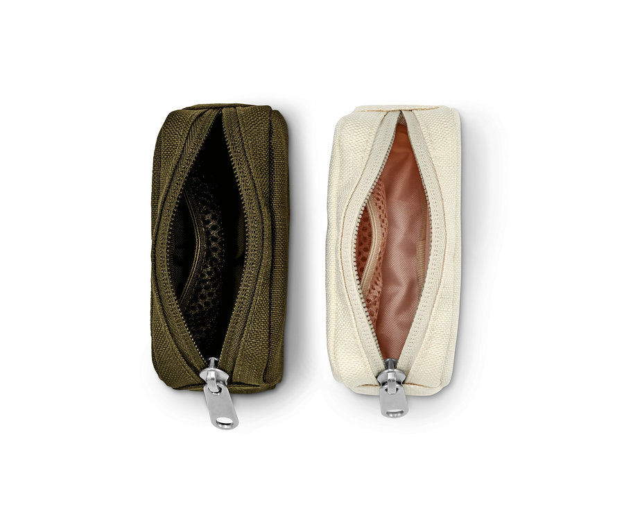 Dwa mini organizery podróżne, jeden khaki i jeden kremowy, oba otwarte.