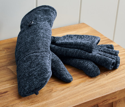 Para niebieskich rękawic-łapawic z dzianiny polarowej leży na drewnianej ławce obok niebieskiej torby.