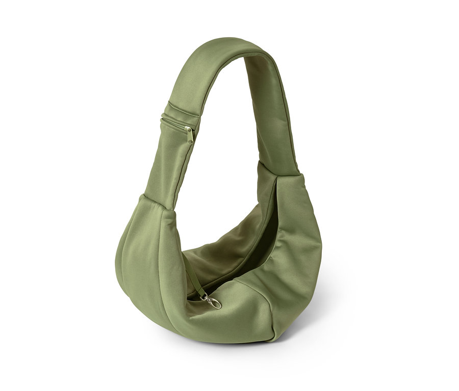 Zielona torba do transportu zwierząt.