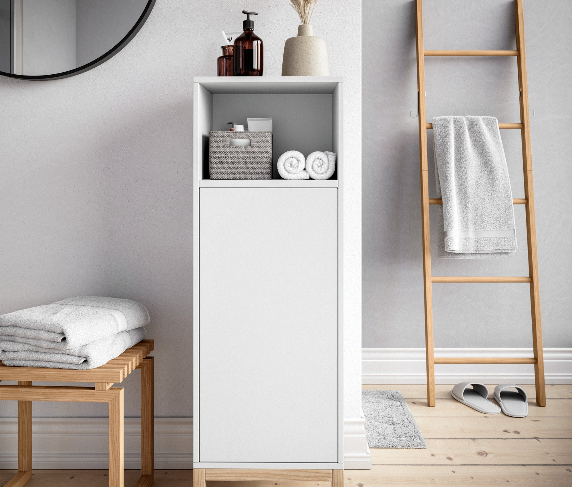 W łazience znajduje się szafka łazienkowa i dębowa drabina na ubrania lub ręczniki.