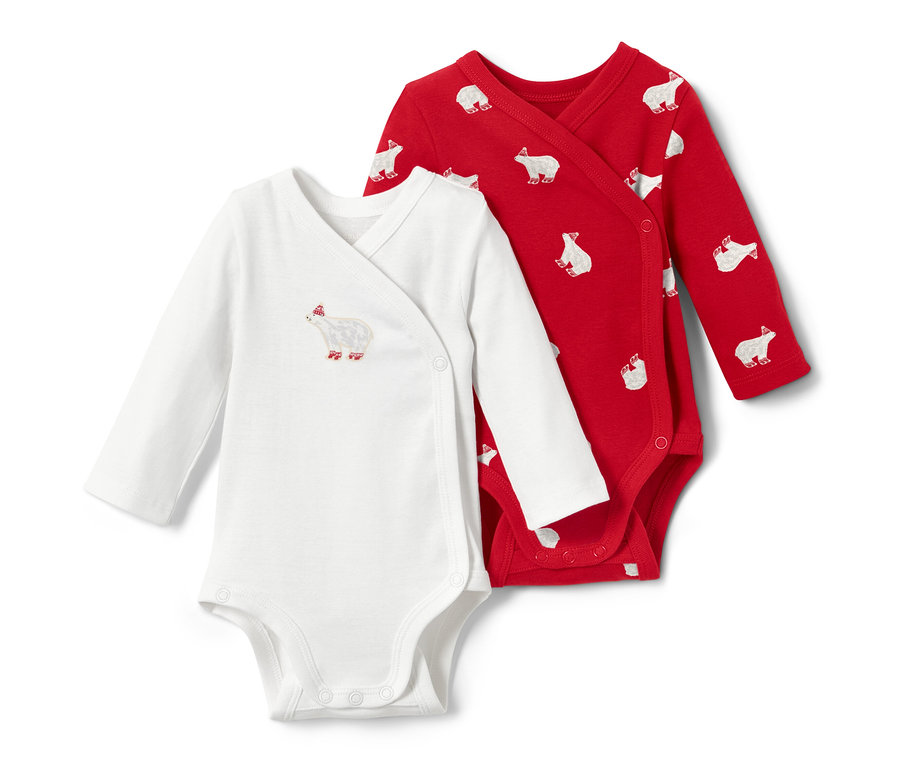 Dwa dziecięce body z długim rękawem: białe z motywem niedźwiedzia polarnego i czerwone we wzór z niedźwiedziami polarnymi.