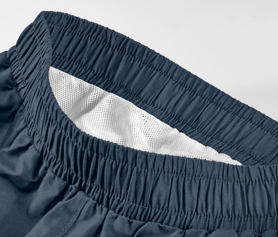 Zbliżenie na dziecięce szorty plażowe we wzór morski.