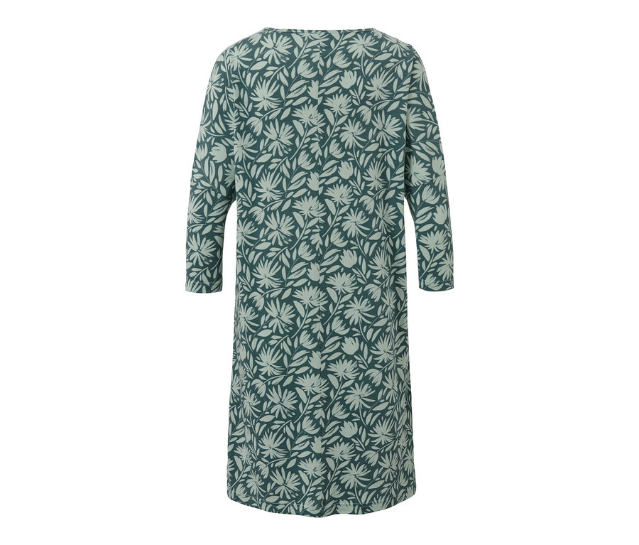 Widok z tyłu turkusowej koszuli nocnej z nadrukiem na całej powierzchni.