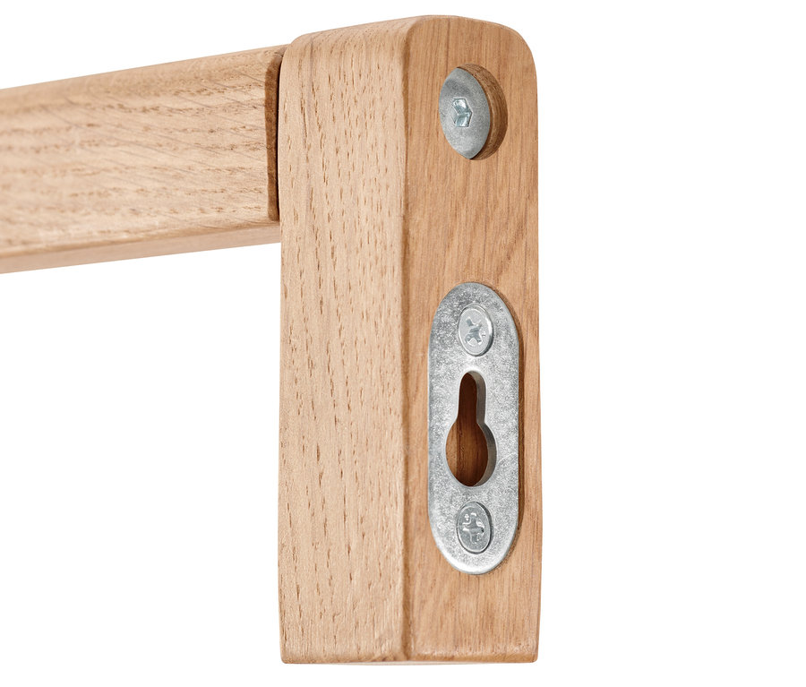 Szczegół drewnianego wieszaka na ubrania.